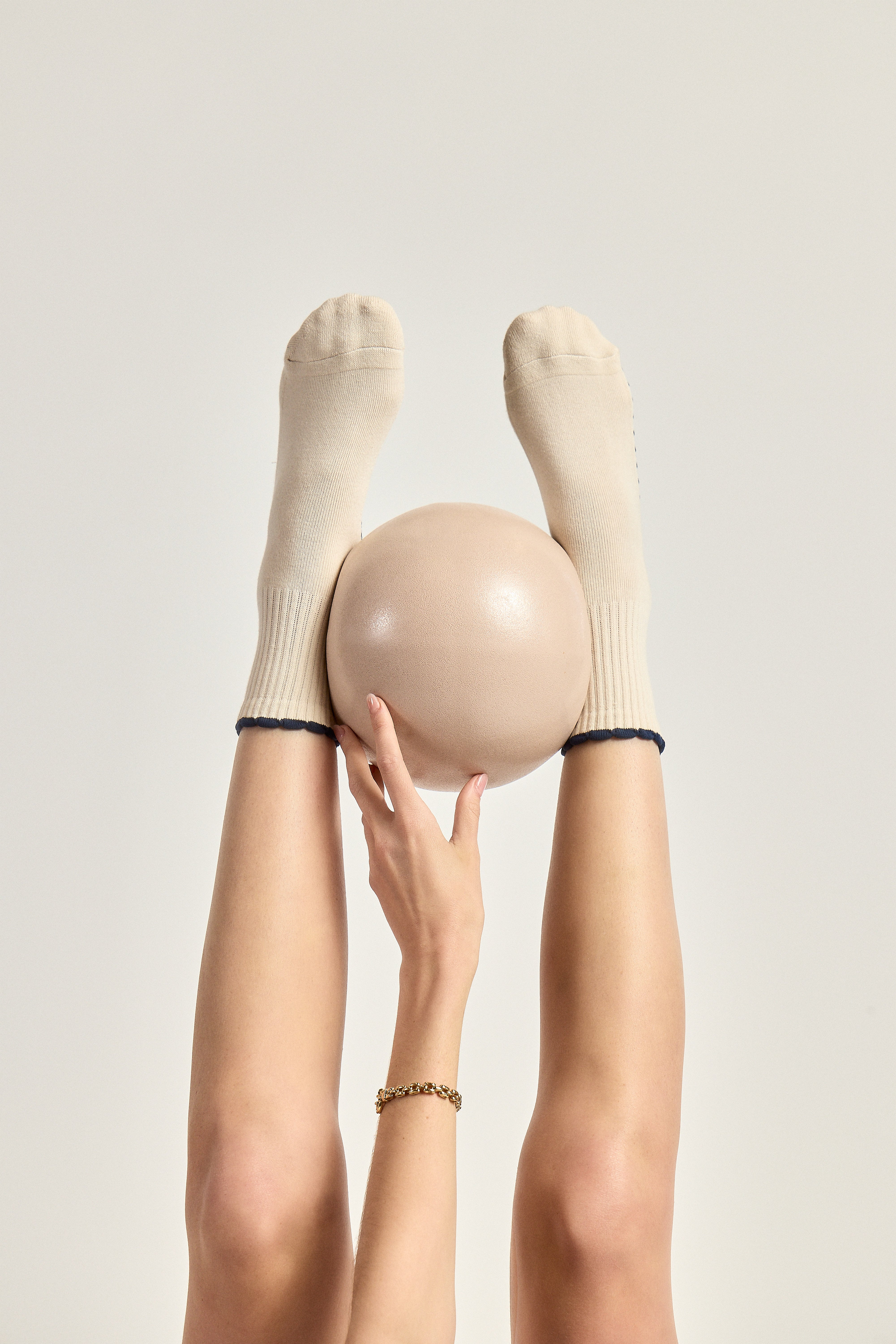 Scallop Edge Crew Grip Sock - Beige/Navy